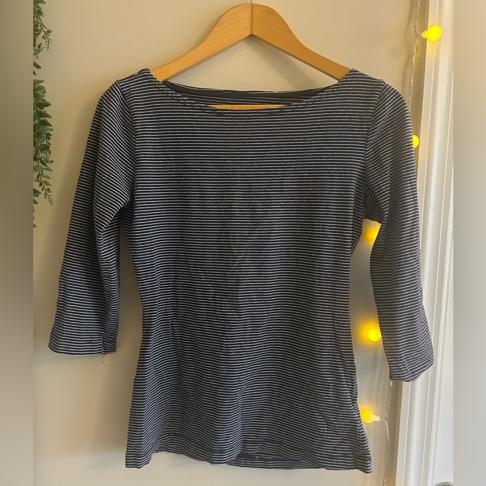 H&M Striped Women's Top
•quarter length sleeves
•soft tee
•great condition